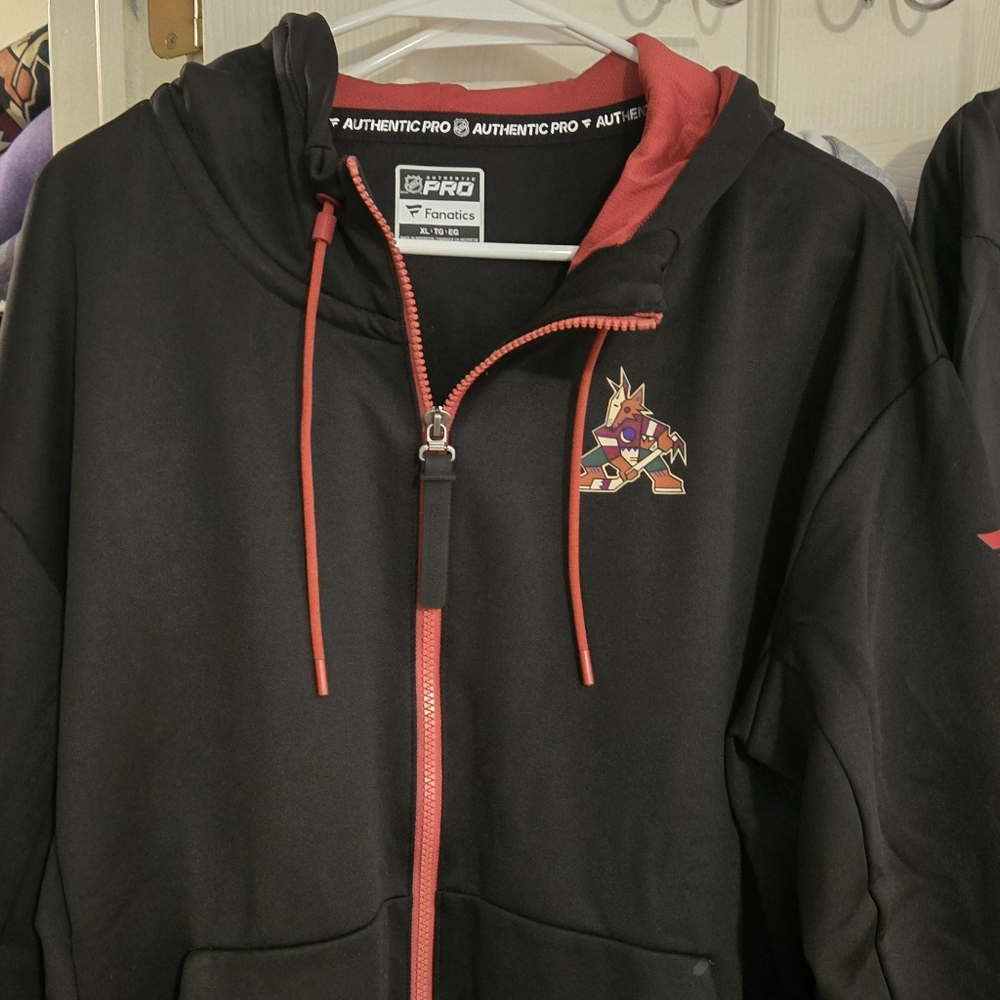 BNWT Arizona Coyotes Fanatics Black and Red Hoodie